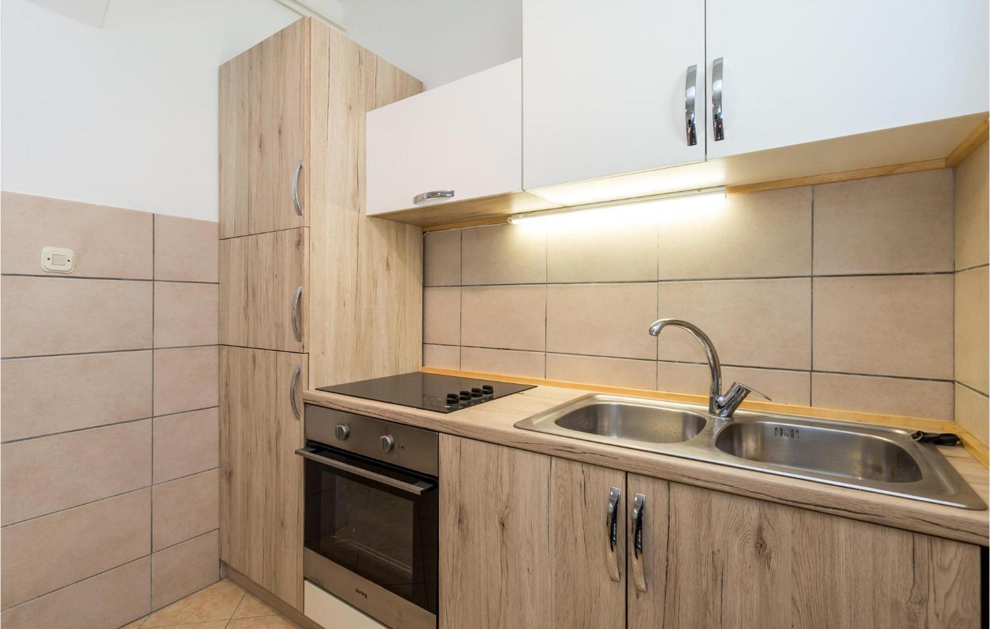 1 Bedroom Amazing Apartment In Kampor Kültér fotó