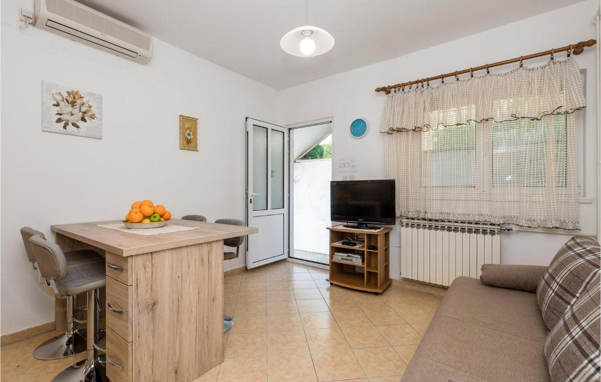 1 Bedroom Amazing Apartment In Kampor Kültér fotó
