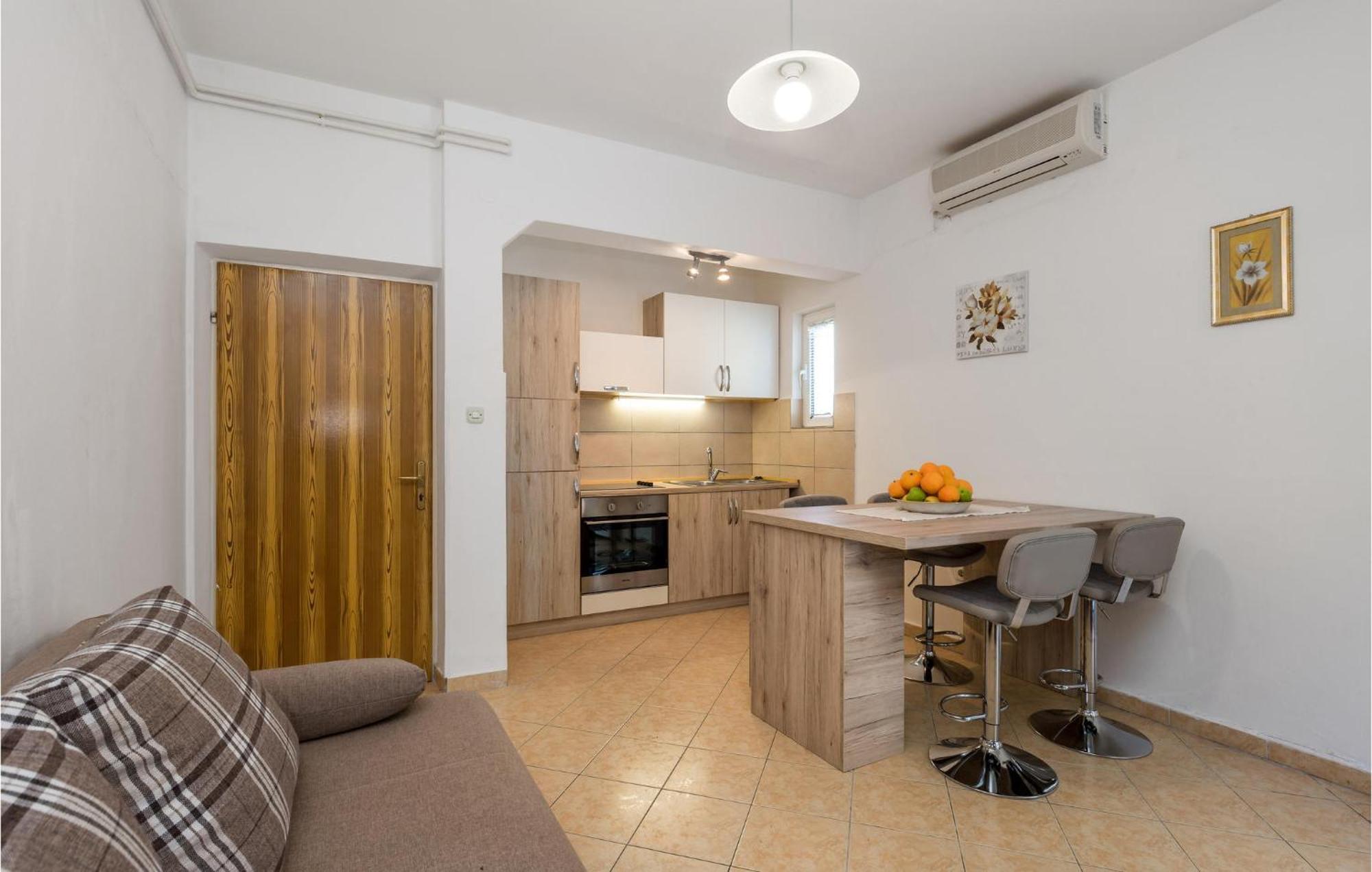 1 Bedroom Amazing Apartment In Kampor Kültér fotó