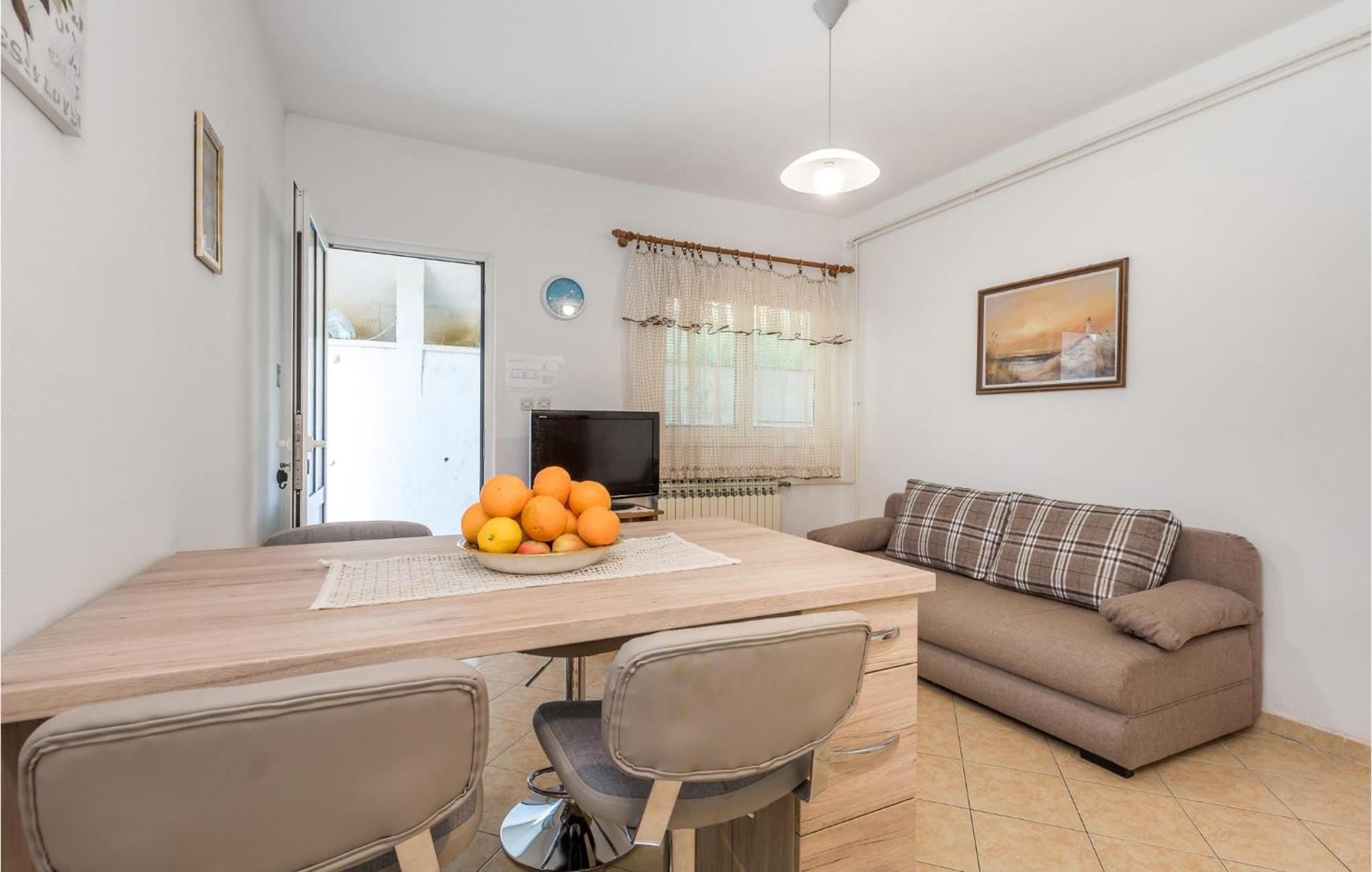 1 Bedroom Amazing Apartment In Kampor Kültér fotó